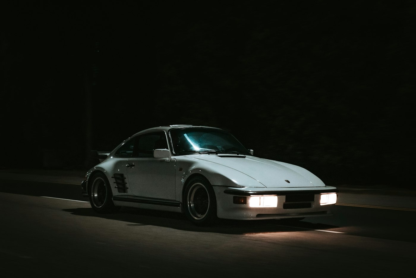 Porsche 930 Turbo branco à noite